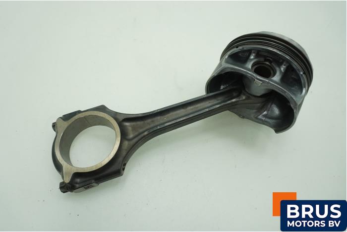 Usagé Bielle Mercedes C (W205) C-180 1.6 16V Prix € 90,75 Prix TTC proposé par Brus Motors BV