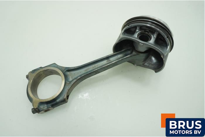 Usagé Bielle Mercedes C (W205) C-180 1.6 16V Prix € 90,75 Prix TTC proposé par Brus Motors BV
