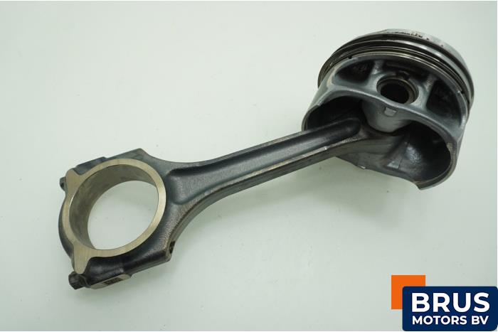 Usagé Bielle Mercedes C (W205) C-180 1.6 16V Prix € 90,75 Prix TTC proposé par Brus Motors BV