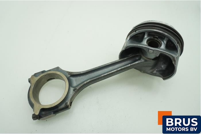 Usagé Bielle Mercedes C (W205) C-180 1.6 16V Prix € 90,75 Prix TTC proposé par Brus Motors BV