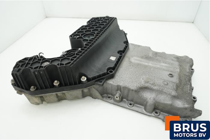 Usagé Couvercle carter Mercedes C (W205) C-200d 2.2 16V Prix € 242,00 Prix TTC proposé par Brus Motors BV