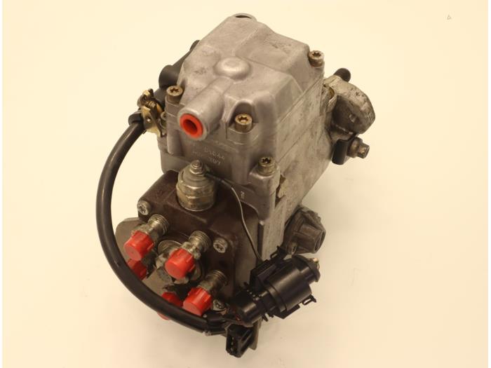 Mechanical fuel pump from a Volvo V70 (SW) 2.5 D 2002