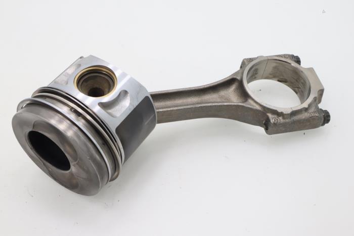Connecting rod from a Volkswagen Golf V (1K1) 1.9 TDI 2008
