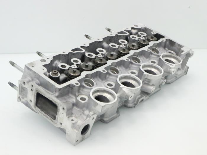 Cylinder head from a Peugeot 206 (2A/C/H/J/S) 1.4 HDi 2005