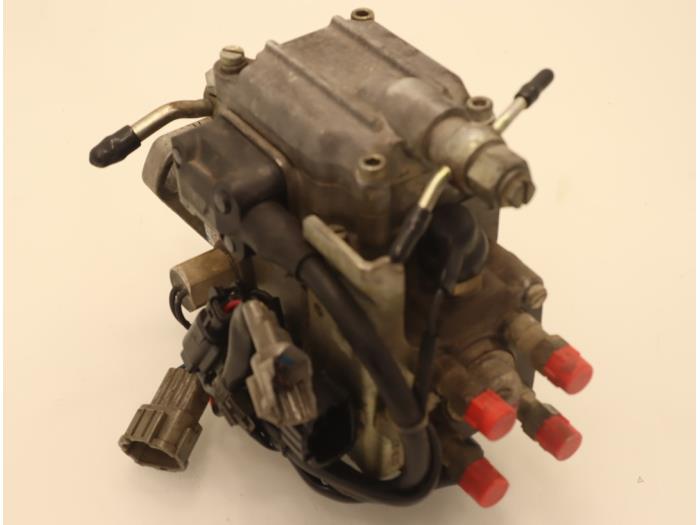Mechanical fuel pump from a Nissan Primera Estate (WP11) 2.0 TD 2000