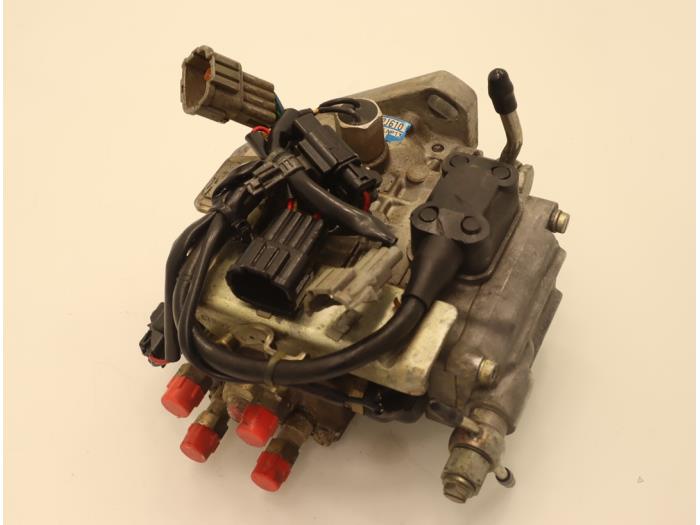 Mechanical fuel pump from a Nissan Primera Estate (WP11) 2.0 TD 2000