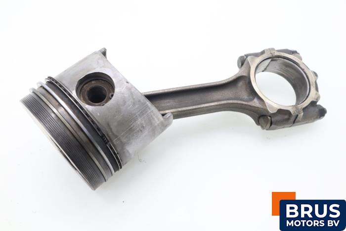 Usagé Bielle Mitsubishi Space Wagon (N3/N4) 2.0 TD Prix € 90,75 Prix TTC proposé par Brus Motors BV