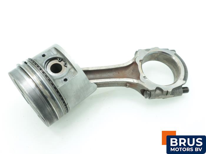 Usados Biela Nissan Patrol GR (Y61) 2.8 GR TDi-6 Precio € 90,75 IVA incluido ofrecido por Brus Motors BV
