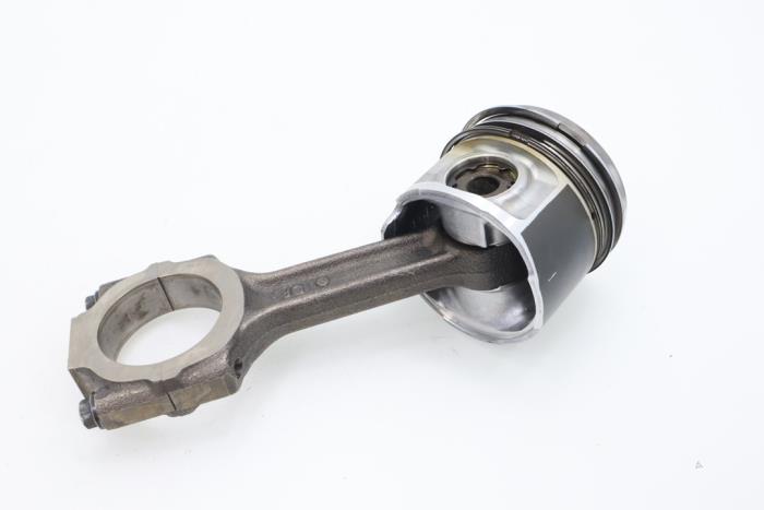 Connecting rod from a Opel Zafira (M75) 1.9 CDTI 16V 2006