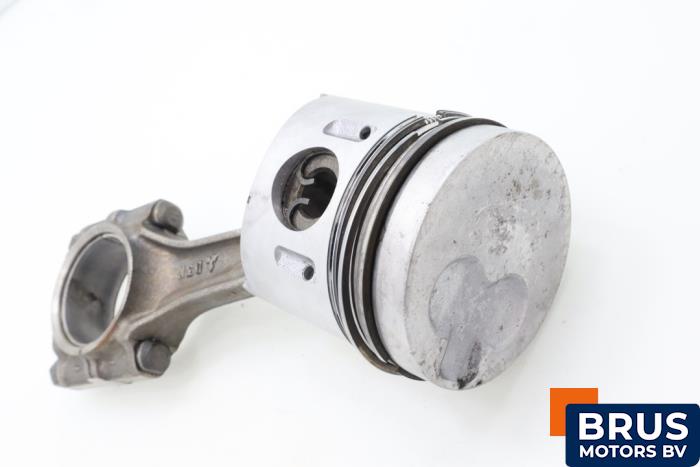 Usagé Bielle Mitsubishi Canter 3.3 TD Prix € 90,75 Prix TTC proposé par Brus Motors BV