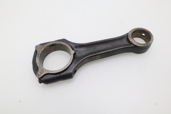 Connecting rod from a Mercedes-Benz ML I (163) 270 2.7 CDI 20V 2001