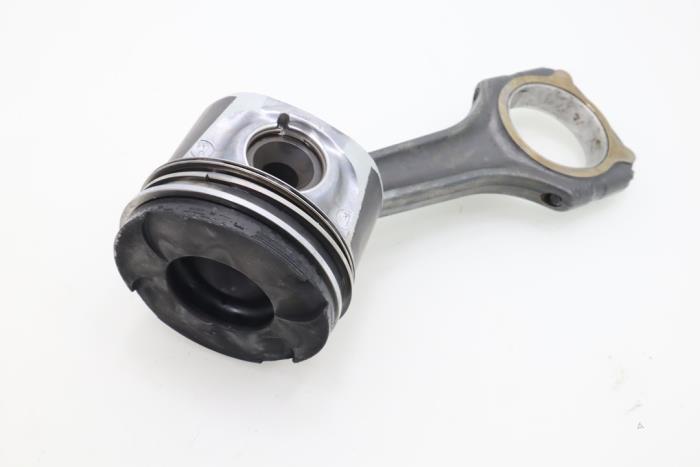 Connecting rod from a Mercedes-Benz S (W220) 4.0 S-400 CDI V8 32V 2003