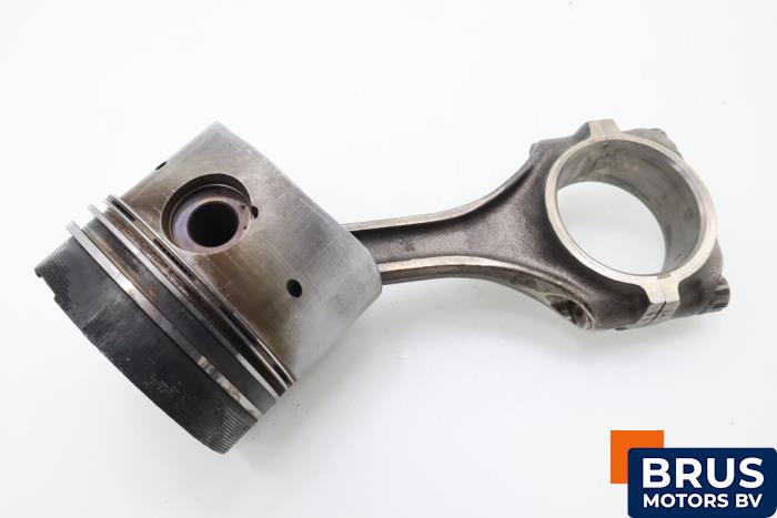 Usagé Bielle Mercedes MB 100D (631) MB 100D Prix € 90,75 Prix TTC proposé par Brus Motors BV