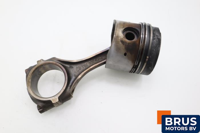 Usagé Bielle Mercedes MB 100D (631) MB 100D Prix € 90,75 Prix TTC proposé par Brus Motors BV