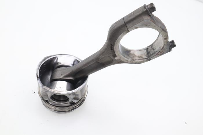 Connecting rod from a Ford Fiesta 5 (JD/JH) 1.4 TDCi 2009