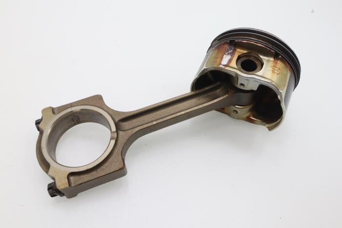 Connecting rod from a Ford Mondeo III 1.8 16V 2004