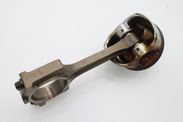 Connecting rod from a Ford Mondeo III 1.8 16V 2004