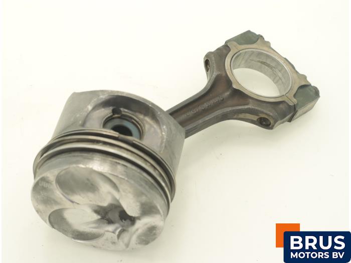 Usagé Bielle Mercedes E Combi diesel (S124) 3.0 300 TD Turbo Prix € 90,75 Prix TTC proposé par Brus Motors BV