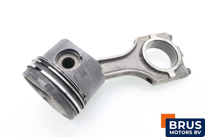 Używane Korbowód Opel Omega 2.5 TD Cena € 90,75 Z VAT oferowane przez Brus Motors BV