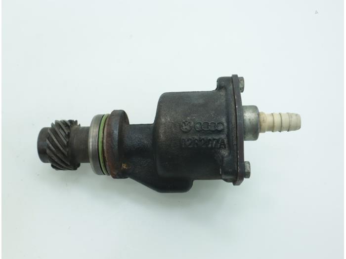 Vacuum pump (diesel) from a Volkswagen Bora (1J2) 1.9 TDI 90 2001