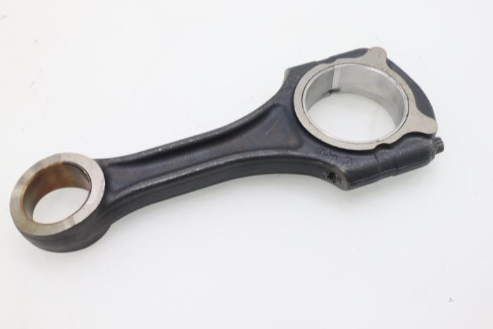 Connecting rod from a Mercedes-Benz C Estate (S204) 2.2 C-200 CDI 16V . 2009