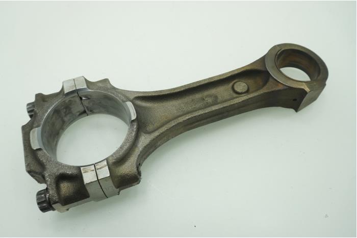 Connecting rod from a Volkswagen LT II 28/35/46 2.8 TDI 2005