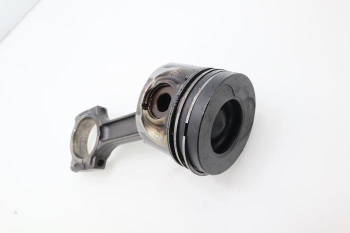 Connecting rod from a Renault Megane II (BM/CM) 1.5 dCi 80 2006