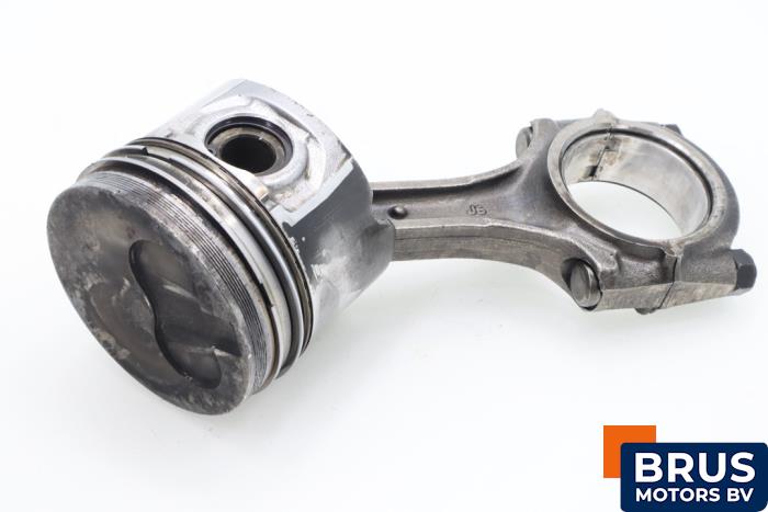 Używane Korbowód Kia Pregio (TB) 2.7 D Cena € 90,75 Z VAT oferowane przez Brus Motors BV