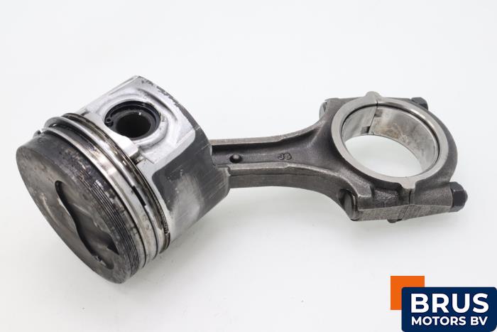 Używane Korbowód Kia Pregio (TB) 2.7 D Cena € 90,75 Z VAT oferowane przez Brus Motors BV