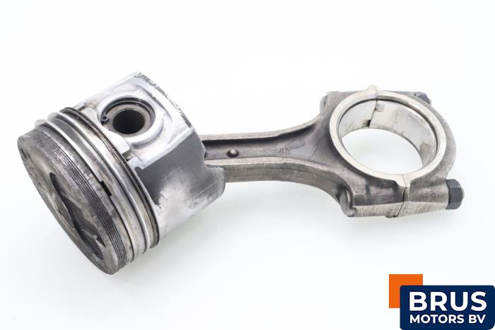 Używane Korbowód Kia Pregio (TB) 2.7 D Cena € 90,75 Z VAT oferowane przez Brus Motors BV