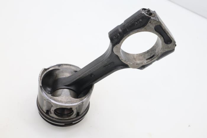 Connecting rod from a SsangYong Rexton 2.7 Xdi RX/RJ 270 16V 2005