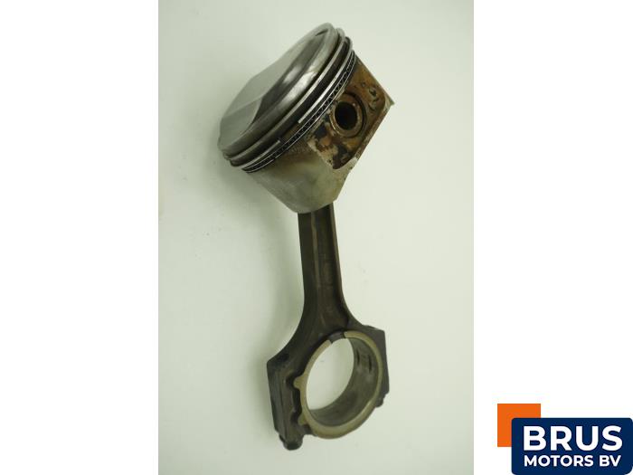 Usagé Bielle Chrysler Voyager 2.4i 16V Prix € 90,75 Prix TTC proposé par Brus Motors BV