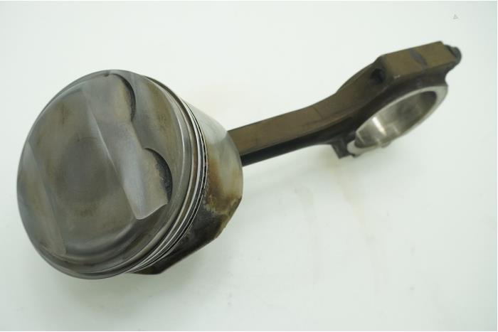 Connecting rod from a Plymouth Voyager 2.4i 16V 1998