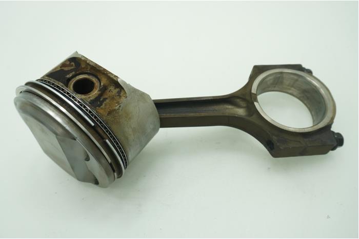 Connecting rod from a Plymouth Voyager 2.4i 16V 1998