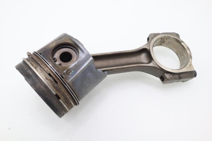 Connecting rod from a Renault Megane II (BM/CM) 1.9 dCi 115 2003