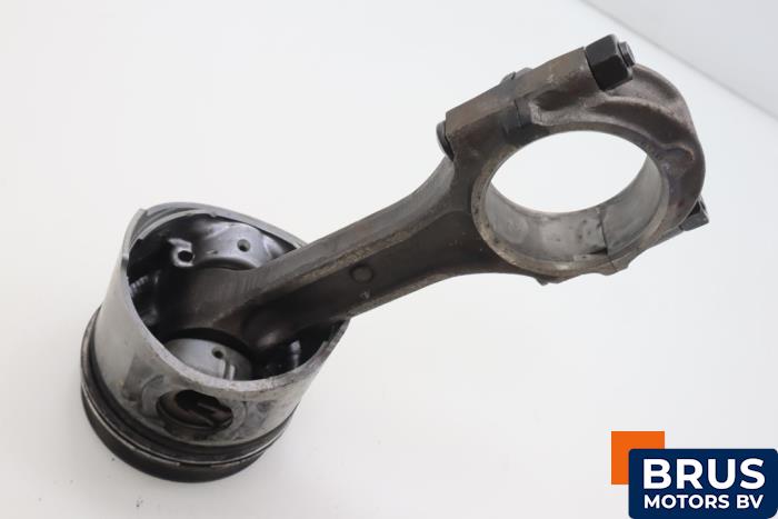Usados Biela Hyundai H-1/Starex Travel 2.5 Tci Precio € 90,75 IVA incluido ofrecido por Brus Motors BV