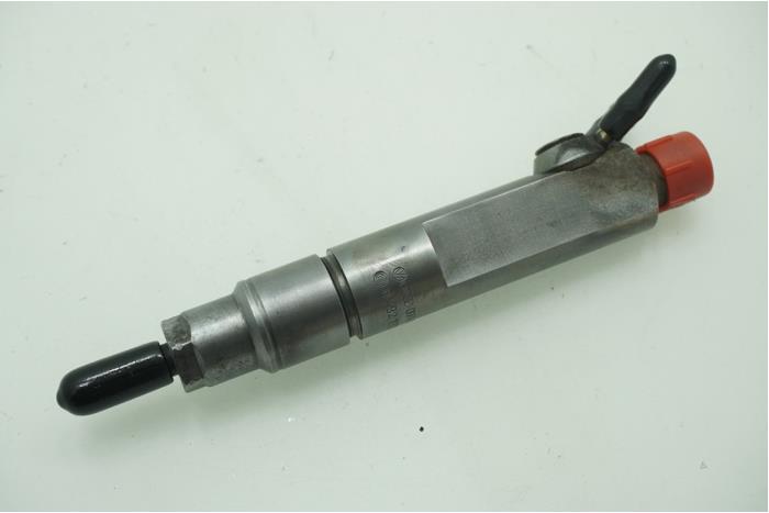 Injector (diesel) from a Volkswagen LT II 2.5 TDi 2005