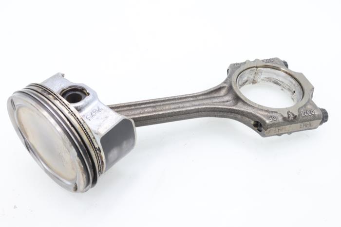 Connecting rod from a Volkswagen Polo V (6R) 1.4 16V 2014