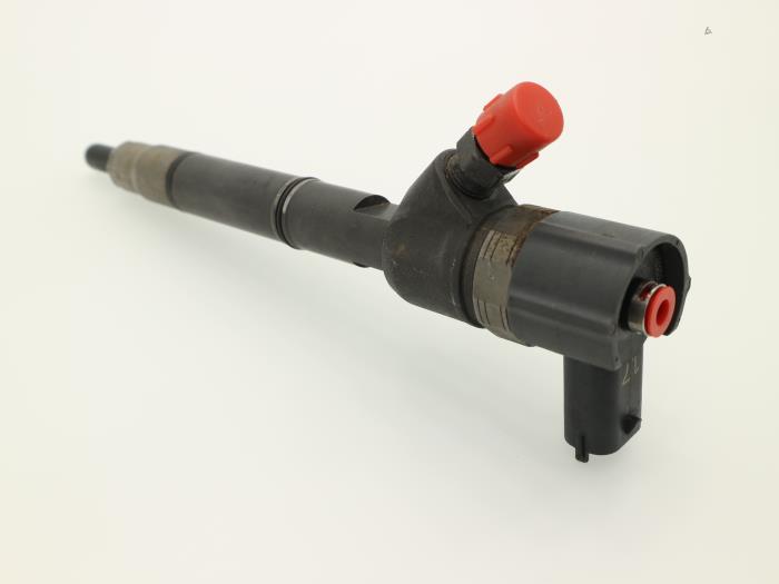 Injector (diesel) from a Hyundai iX35 (LM) 1.7 CRDi 16V 2014