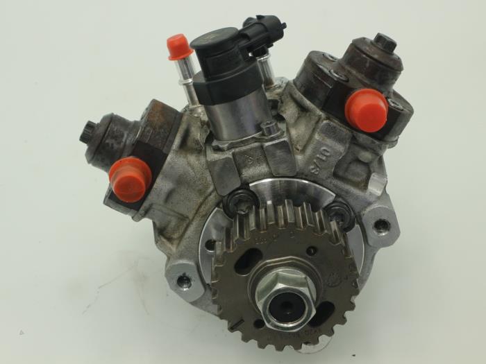 Mechanical fuel pump from a Land Rover Discovery IV (LAS) 3.0 SD V6 24V 2012