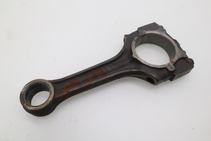 Connecting rod from a Mercedes-Benz E Combi diesel (S124) 2.5 250 TD 1991