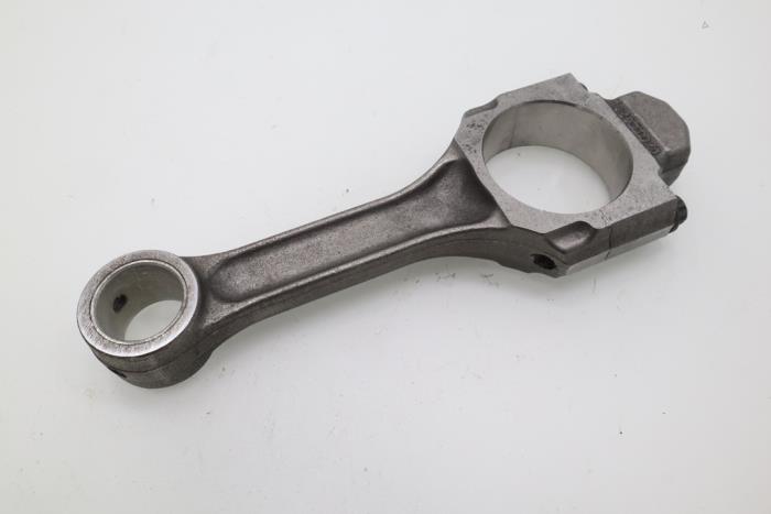 Connecting rod from a Volkswagen Transporter/Caravelle T4 1.9 TD 1997