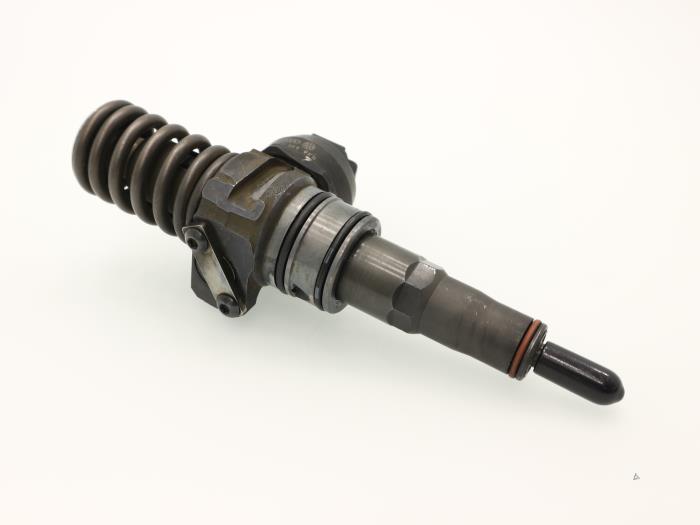 Injector (diesel) from a Volkswagen Polo IV (9N1/2/3) 1.4 TDI 80 2010