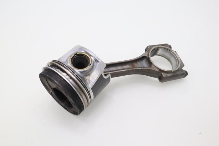 Connecting rod from a Volkswagen Polo IV (9N1/2/3) 1.4 TDI 80 2010