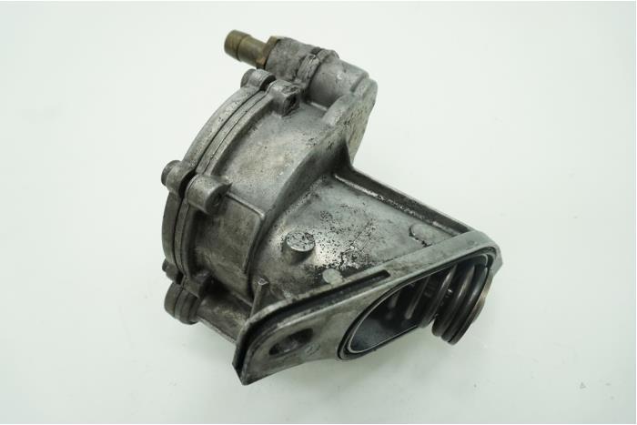 Vacuum pump (diesel) from a Volvo V70 (SW) 2.5 D 2002