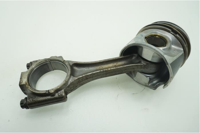 Connecting rod from a Volkswagen Polo IV (9N1/2/3) 1.4 TDI 70 2009