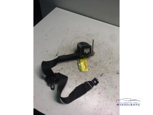 Begagnade Främre säkerhetsbälte, höger Opel Astra H (L48) 1.7 CDTi 16V Pris € 11,00 Marginaltabell erbjuds av Autodemontagebedrijf Middelburg B.V
