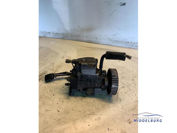 Mechanical fuel pump from a Volkswagen Polo III (6N2) 1.9 SDI 2001