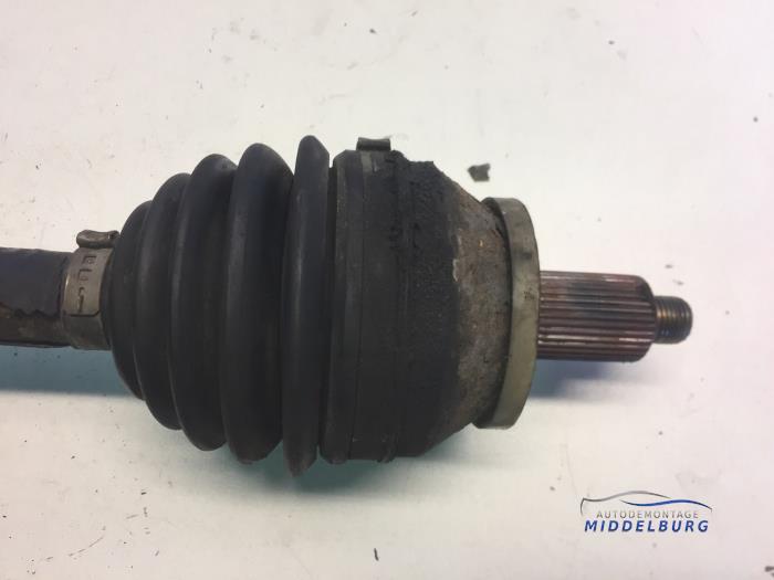 Front drive shaft, left from a Volkswagen Polo III (6N2) 1.4 16V 75 2000