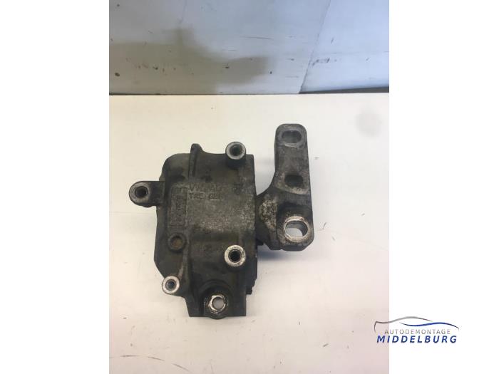 Usagé Support moteur Volkswagen Passat Variant (3C5) 2.0 TDI 16V Bluemotion Prix € 11,00 Règlement à la marge proposé par Autodemontagebedrijf Middelburg B.V